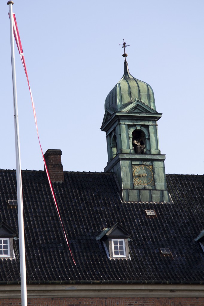 Det gamle tårnur bliver trukket op hver fredag af Hans. Med en stort håndsving, hejser han de tunge lodder op til næste etage.