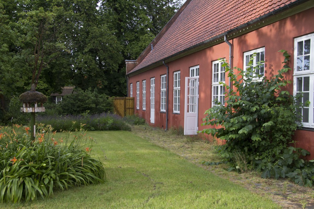Haven breder sig over mere end 5.000 m2 mod sydvest. Her finder du nemt et sted for dig selv i sol eller skygge.