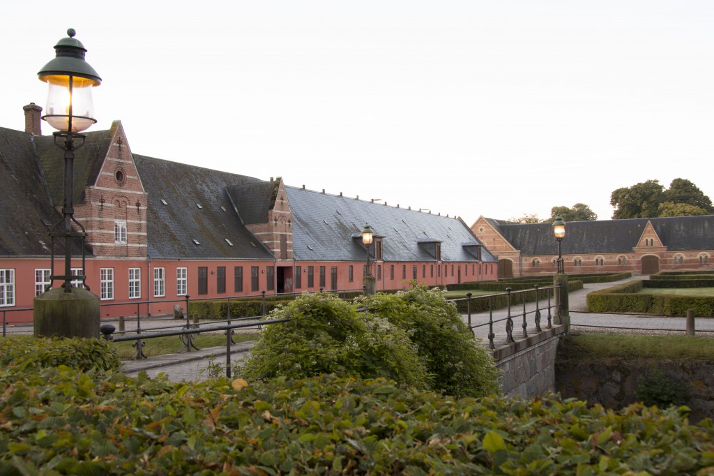 En tidlig sommermorgen er ridebanen mellem længerne fredfyldt og kalder på stille eftertænksomhed