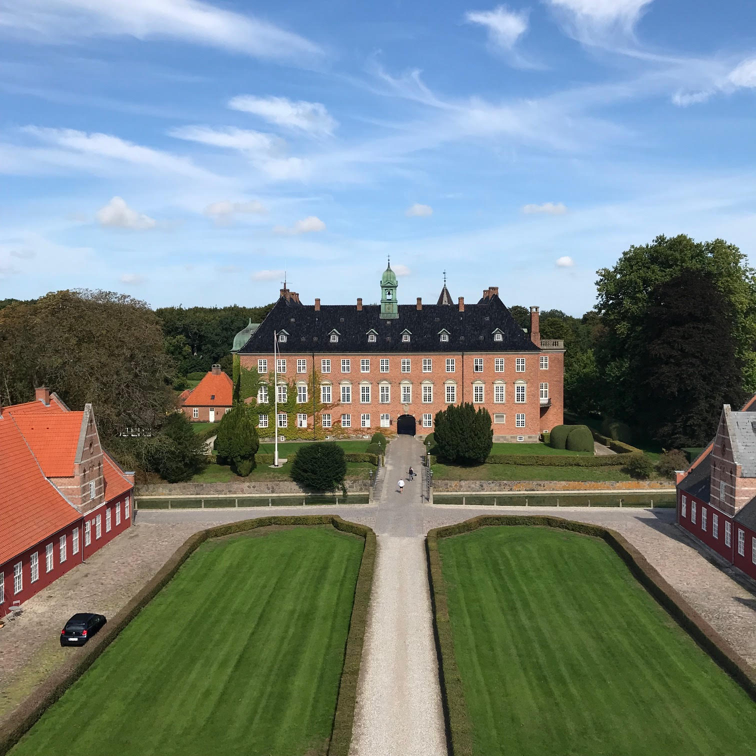 Ridebaneanlægget med Vemmetofte Kloster og Vemmetofte Præstegård set fra en lift